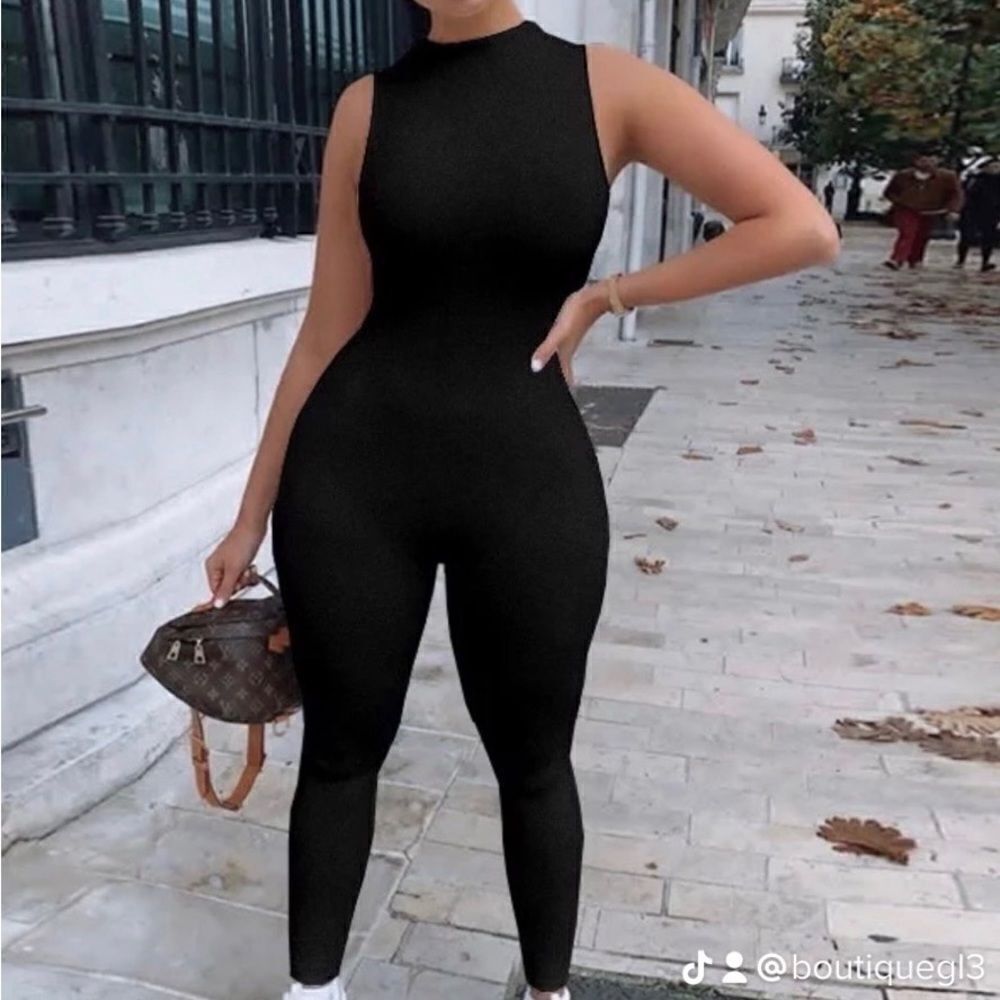 Jumpsuit sleeveless black zip new